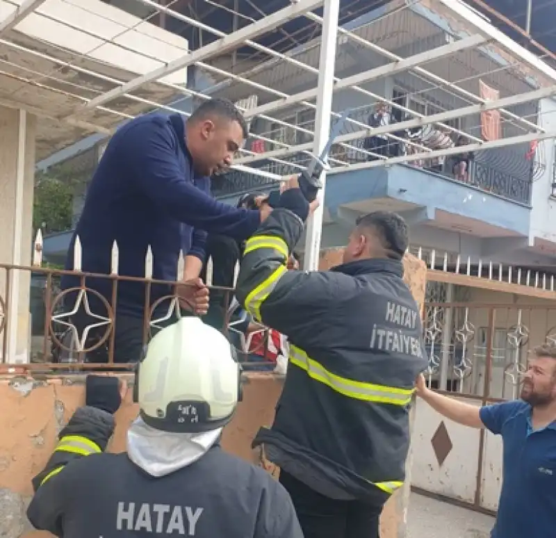 Dikkatsiz Çocuğun Kolu Demir Korkuluklara Saplandı!