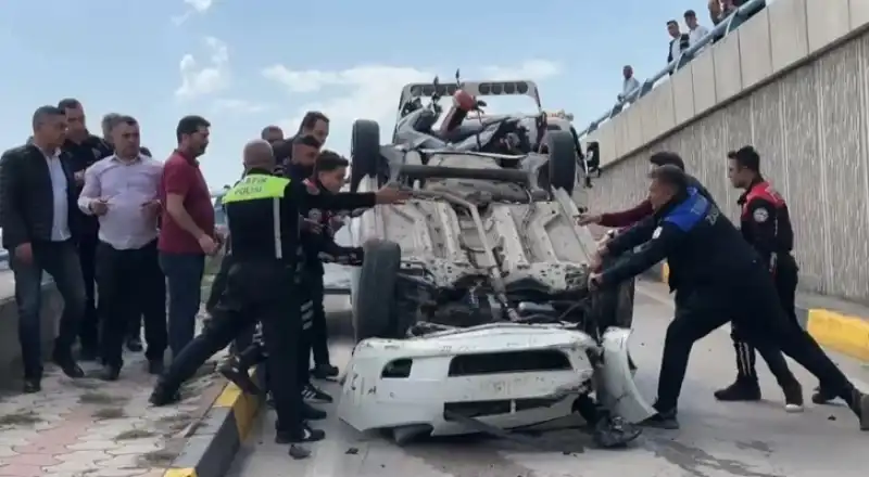 Hatay İskenderun'da Takla Atan Otomobildeki 2 Kişi Yaralandı