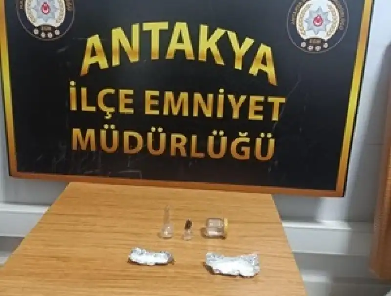Antakya'da Uyuşturucu Ele Geçirilen Otomobildeki 2 Kişi Gözaltına Alındı