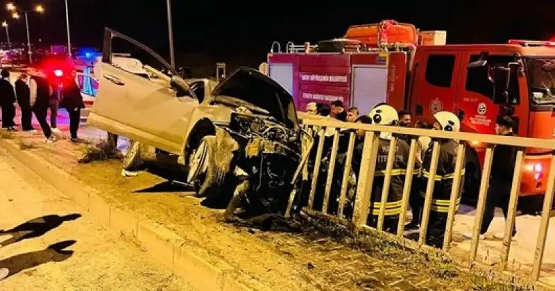 Otomobil Bariyerlere Saplandı: Biri Ağır, İki Yaralı!