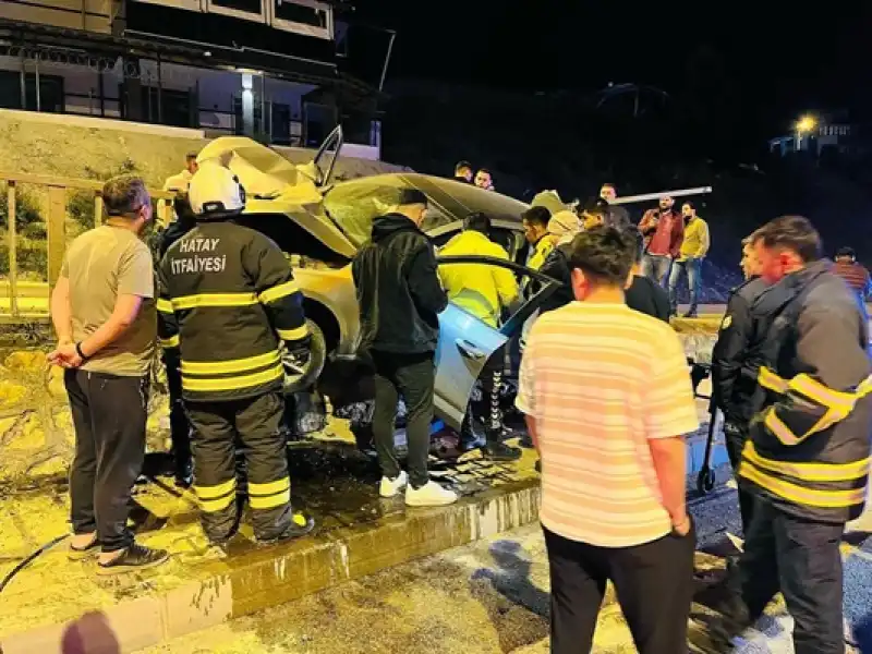 Otomobil Bariyerlere Saplandı: Biri Ağır, İki Yaralı!