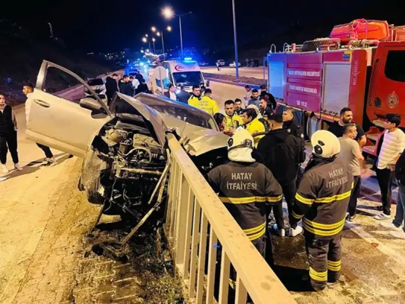Otomobil Bariyerlere Saplandı: Biri Ağır, İki Yaralı!