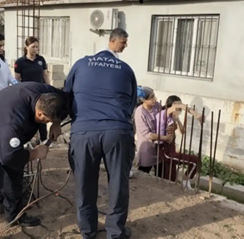 Hatay Kumlu'da Koluna Inşaat Demiri Batan çocuğu Itfaiye Kurtardı