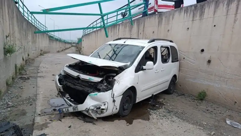 Hatay'da Hafif Ticari Aracın Su Kanalına Devrildiği Kazada 2 Kişi Yaralandı