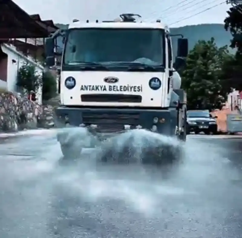 Antakya’nın Dört Bir Köşesinde Temizlik çalışmaları Devam Ediyor