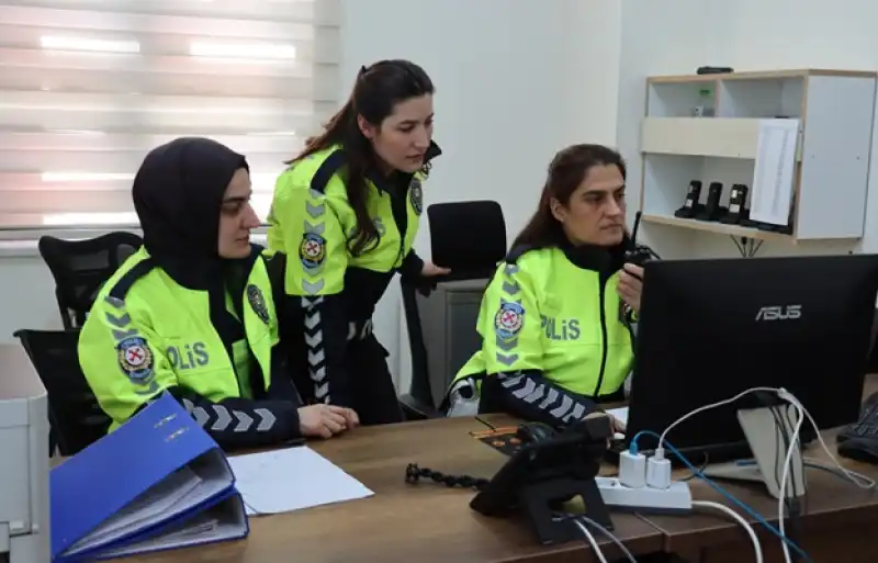 Hatay'ın üç Kadın Polisi Artmaya Başlayan Nüfusla Yoğunlaşan Trafiğe Yön Veriyor