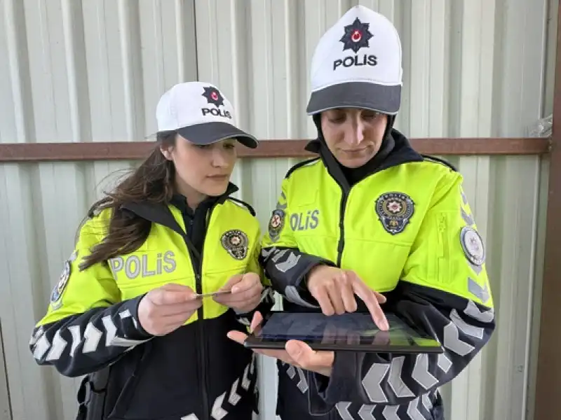 Hatay'ın üç Kadın Polisi Artmaya Başlayan Nüfusla Yoğunlaşan Trafiğe Yön Veriyor