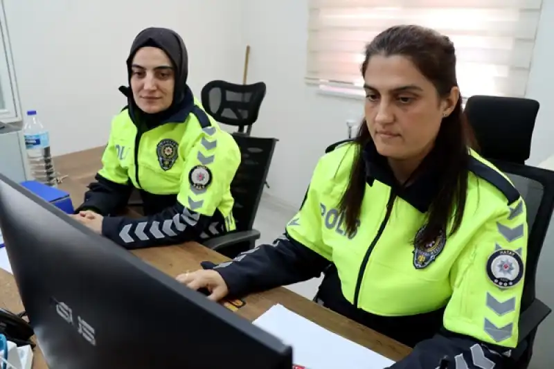 Hatay'ın üç Kadın Polisi Artmaya Başlayan Nüfusla Yoğunlaşan Trafiğe Yön Veriyor