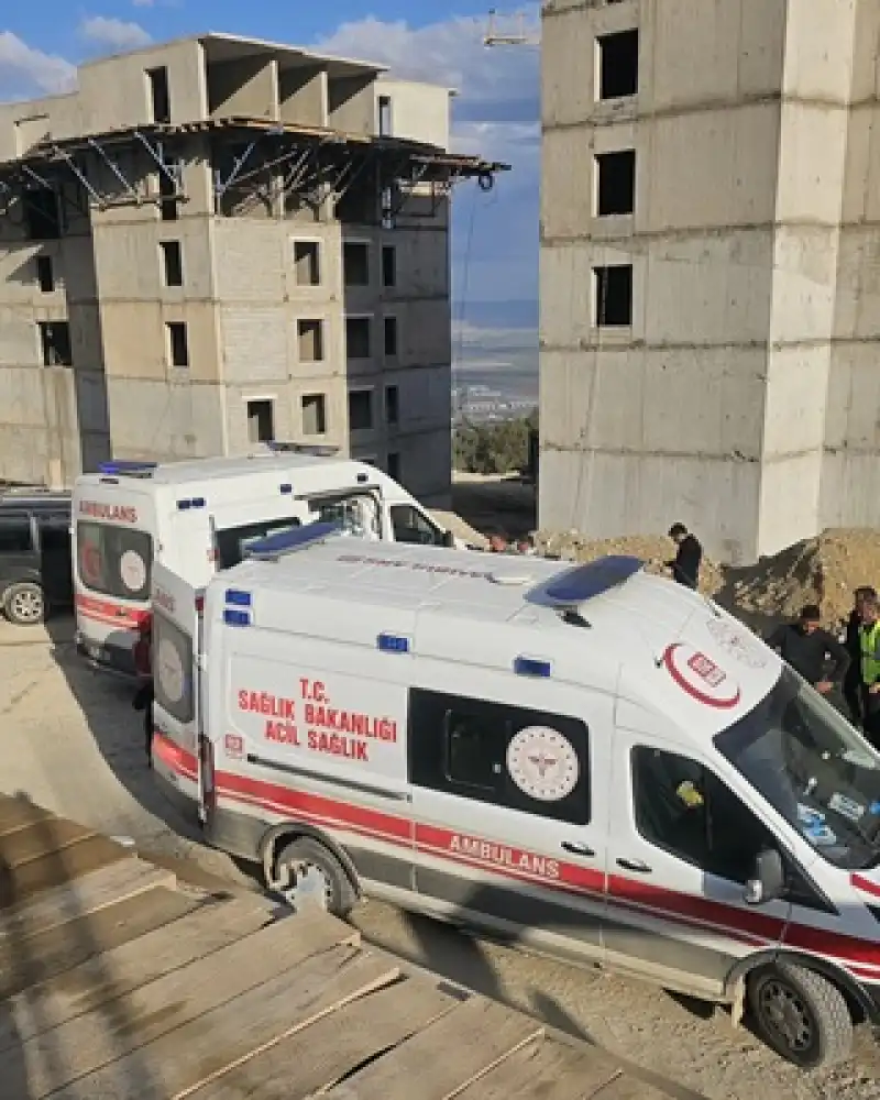 İnşatta Vincin Halatı Koptu; 3 İşçi Yaralandı!