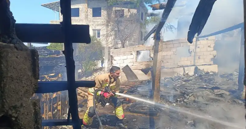 İskenderun'da çıkan Odunluk Yangını Söndürüldü