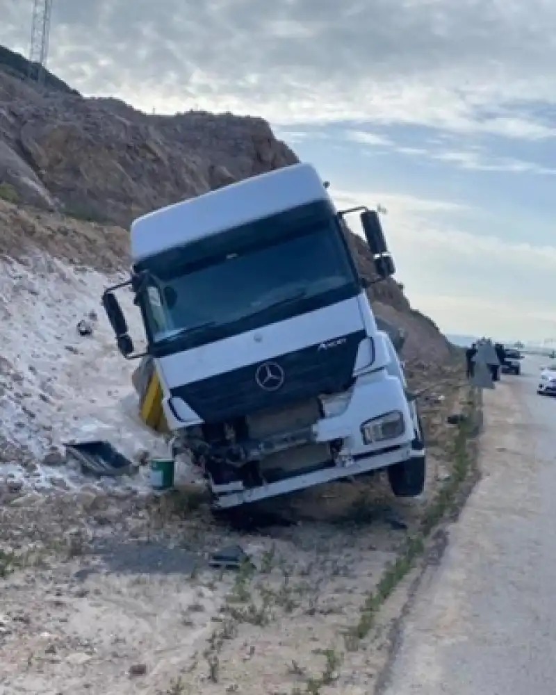 Hafriyat Kamyonu Ile At Arabası Çarpıştı!