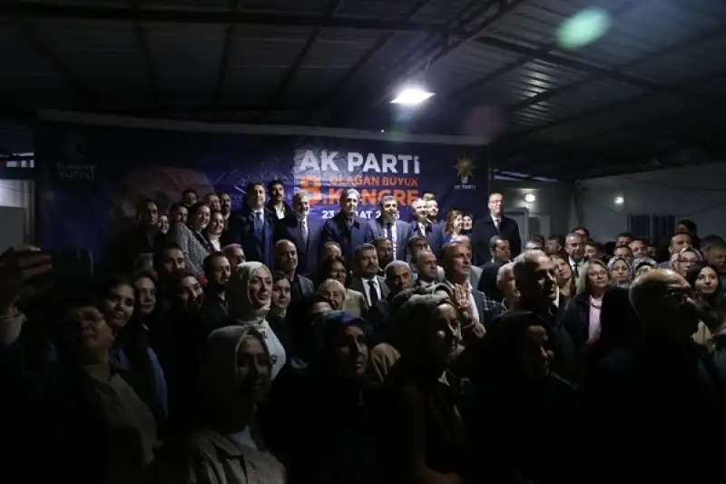 AK Parti Genel Başkan Yardımcısı Demir, Partisinin Hatay İl Başkanlığında Konuştu
