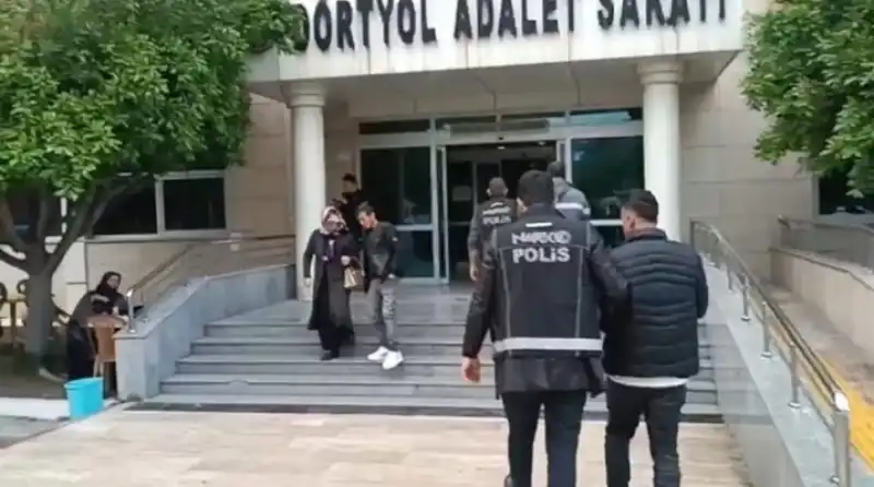 Hatay'ın Dörtyol Ilçesinde Uyuşturucu Madde Satıcıları Suçüstü Yakalandı.