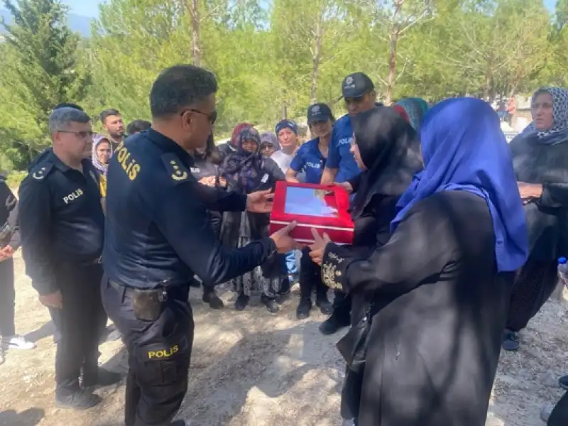 Hatay’da Kalp Krizi Sonucu Yaşamını Yitiren Polis Memurunun Cenazesi Osmaniye'de Defnedildi