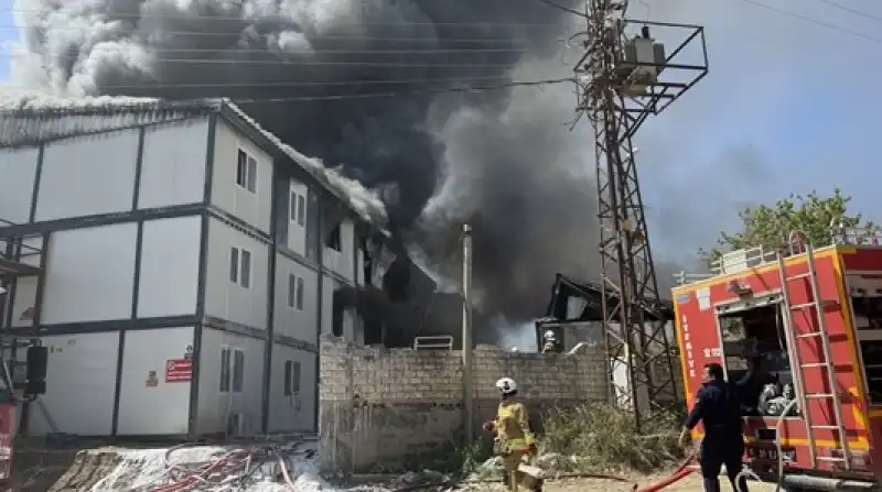 Hatay Antakya'da Inşaat şantiyesindeki Konteynerler Yandı
