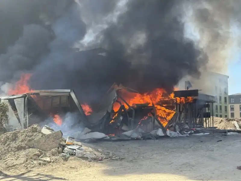 Hatay Antakya'da Inşaat şantiyesindeki Konteynerler Yandı