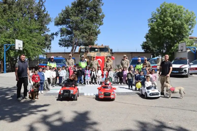 Hatay'da Jandarma Ekipleri öğrencilere Trafik Eğitimi Verdi