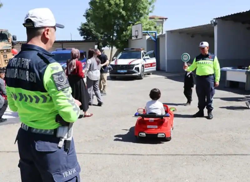 Hatay'da Jandarma Ekipleri öğrencilere Trafik Eğitimi Verdi