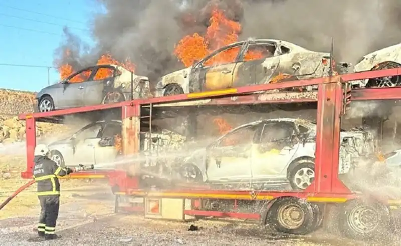 Hatay'da Sınır Kapısında Tırda çıkan Yangında 6 Otomobil Kullanılamaz Hale Geldi