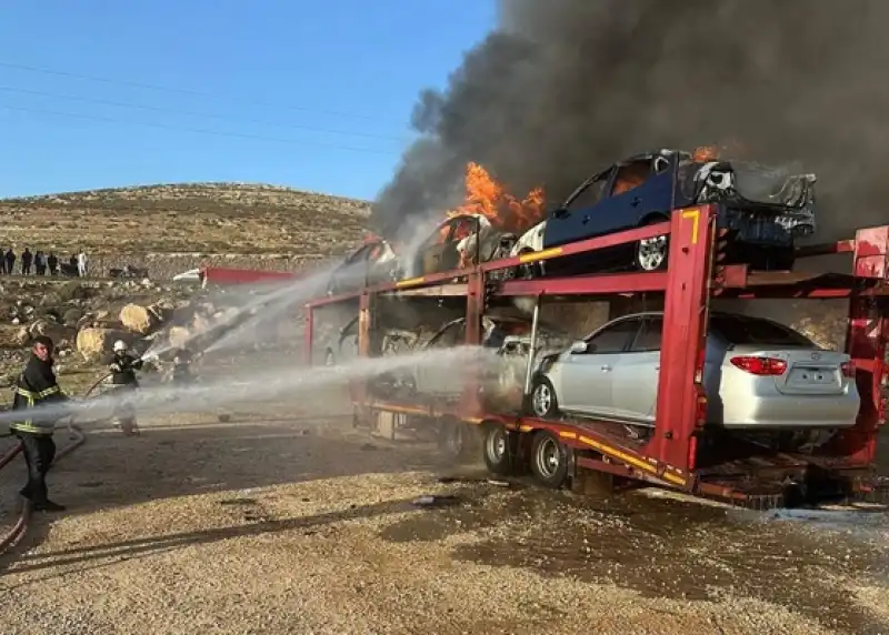 Hatay'da Sınır Kapısında Tırda çıkan Yangında 6 Otomobil Kullanılamaz Hale Geldi