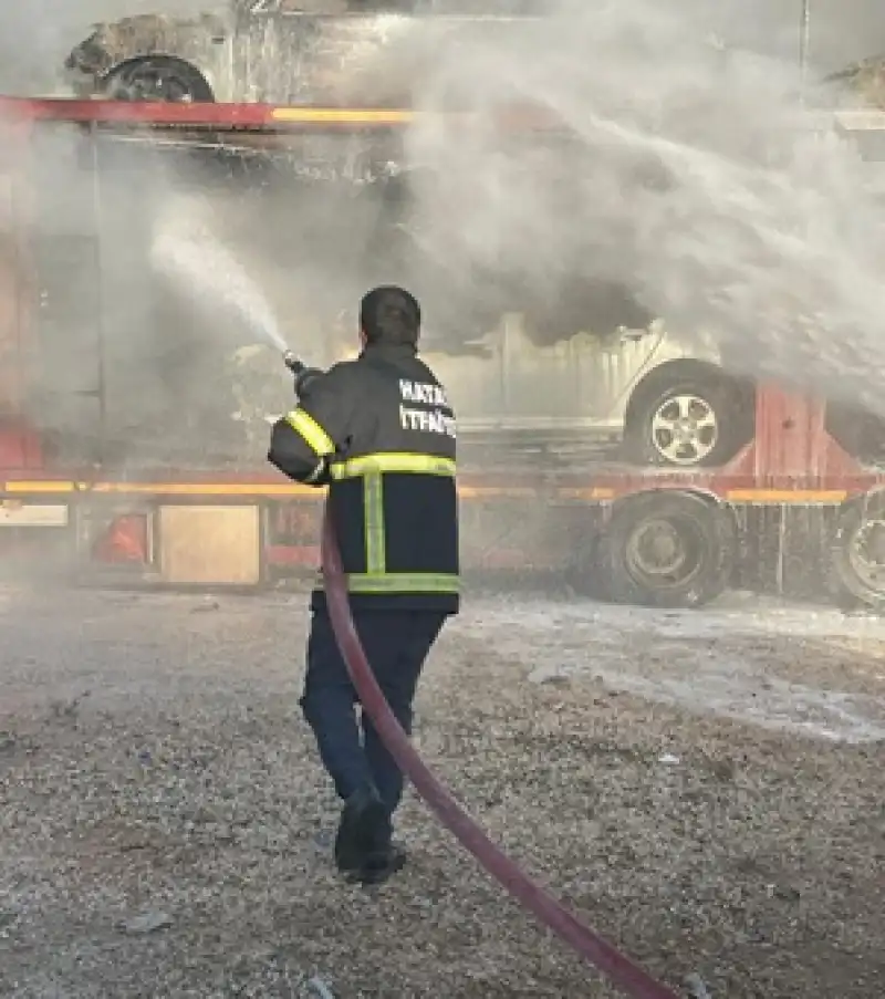 Hatay'da Sınır Kapısında Tırda çıkan Yangında 6 Otomobil Kullanılamaz Hale Geldi