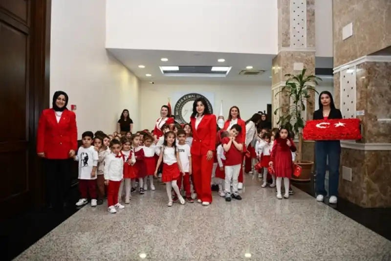 Miniklerden Rektör Eren’e 23 Nisan Ziyareti