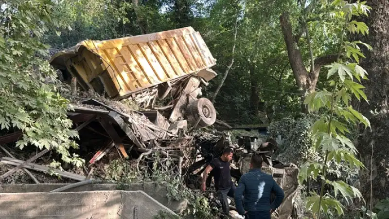 Hatay Defne'de Kamyonun Uçuruma Devrilmesi Sonucu 1 Kişi öldü, 1 Kişi Ağır Yaralandı