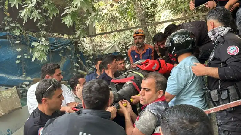 Hatay Defne'de Kamyonun Uçuruma Devrilmesi Sonucu 1 Kişi öldü, 1 Kişi Ağır Yaralandı