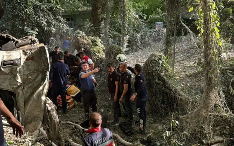 Hatay Defne'de Kamyonun Uçuruma Devrilmesi Sonucu 1 Kişi öldü, 1 Kişi Ağır Yaralandı