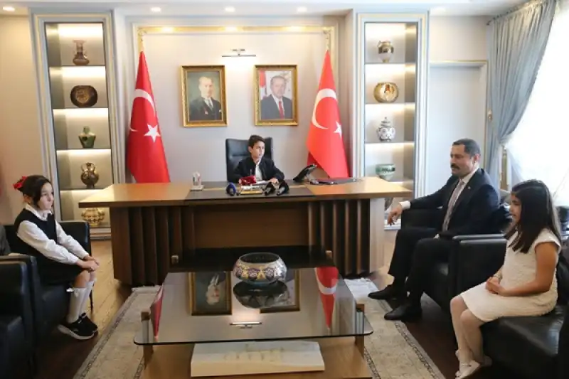 Hatay Valisi Masatlı Makam Koltuğunu öğrenciye Devretti 