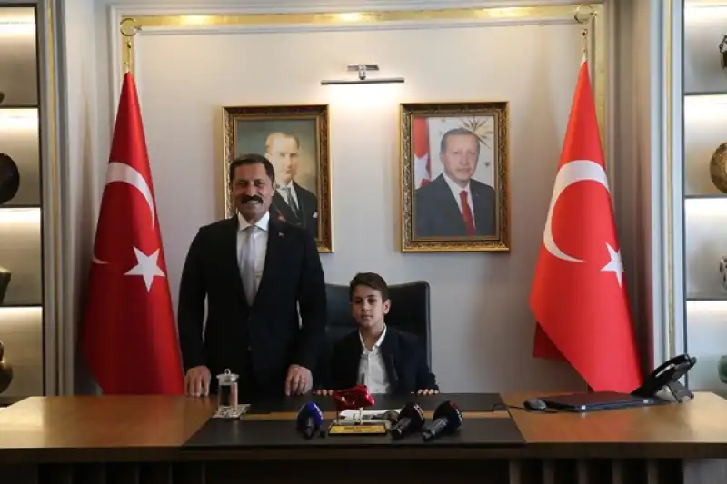 Hatay Valisi Masatlı Makam Koltuğunu öğrenciye Devretti