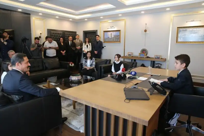 Hatay Valisi Masatlı Makam Koltuğunu öğrenciye Devretti