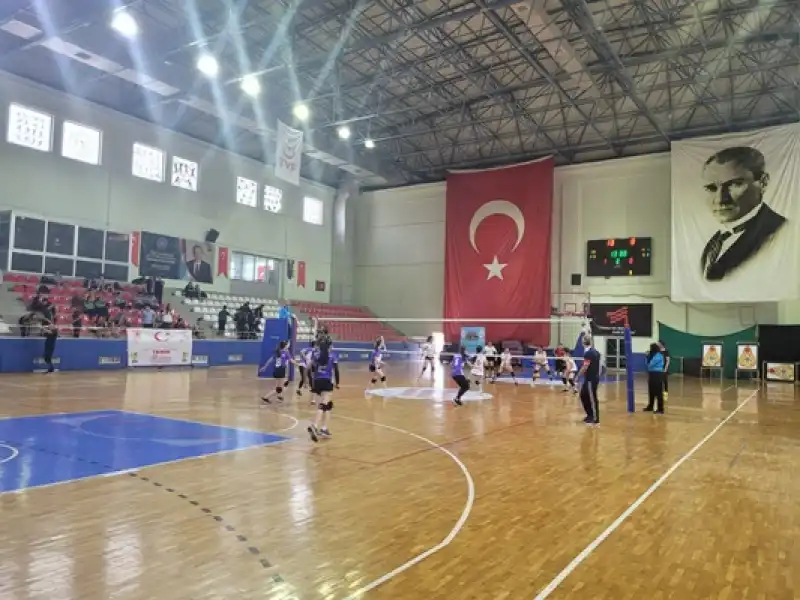 İskenderun'da Sportif Yarışmalarda Dereceye Giren öğrenciler ödüllendirildi