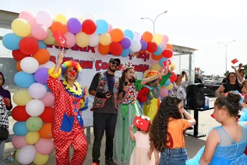 Antakya Prefabrik Uzun Çarşı'da 23 Nisan Coşkusu