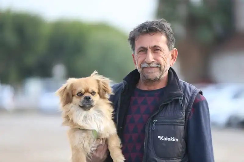 Hataylı Esnaf Deprem Sırasında Uyanmasını Sağlayan Köpeğini Yanından Ayırmıyor