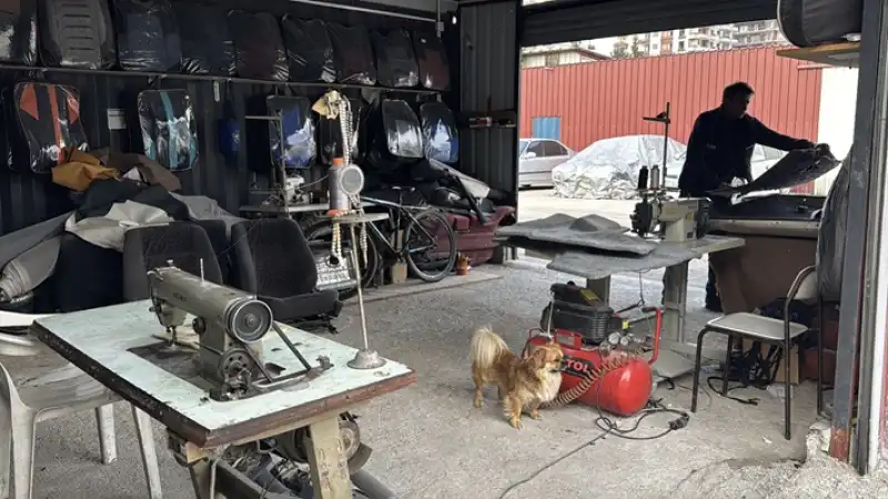 Hataylı Esnaf Deprem Sırasında Uyanmasını Sağlayan Köpeğini Yanından Ayırmıyor