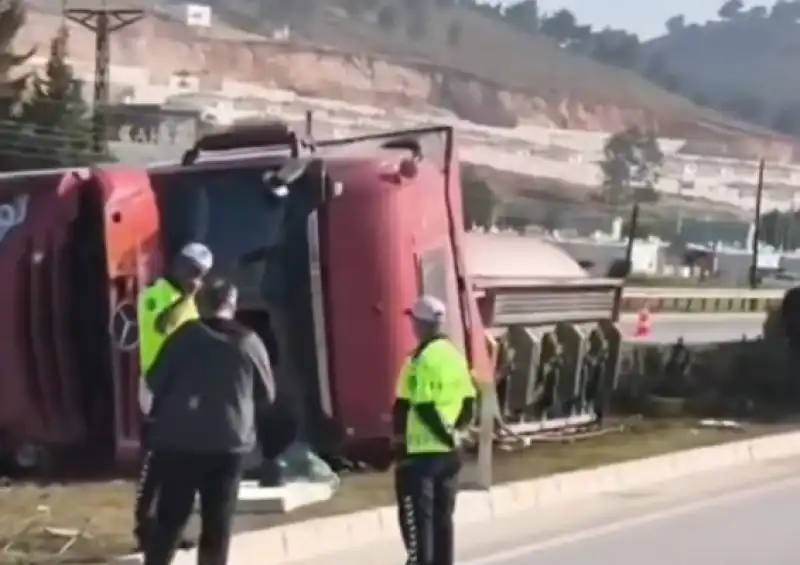 Yakıt Tankeri Refüje Devrildi!