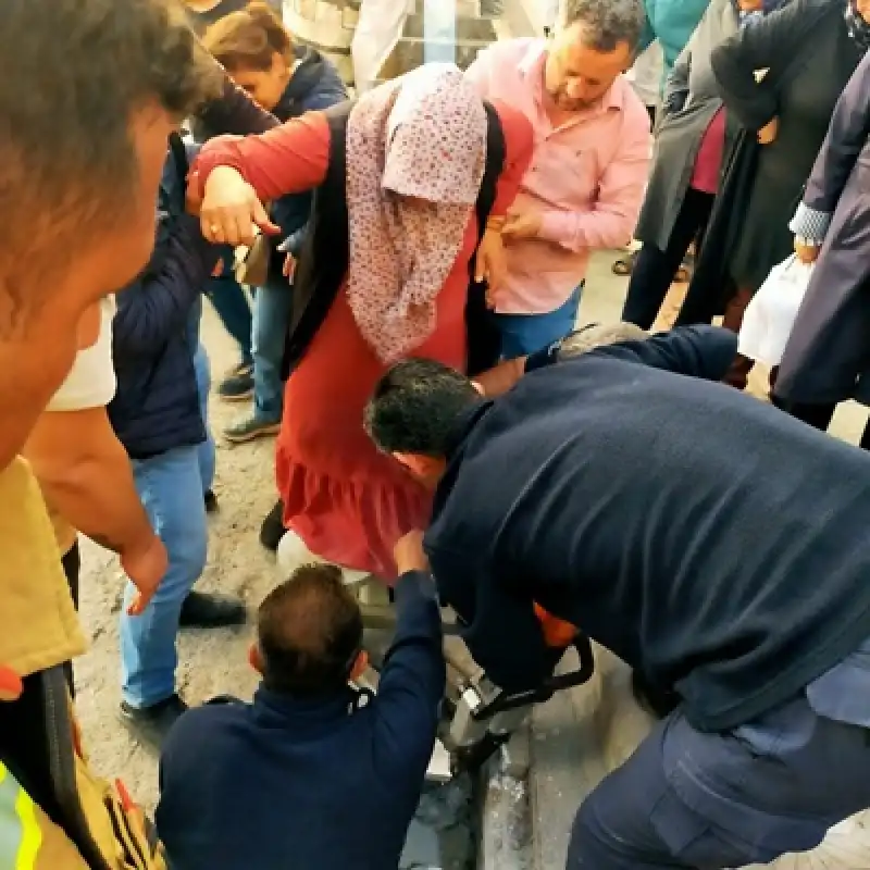 Hatay'da Ayağı Mazgala Sıkışan Kişiyi Itfaiye Ekibi Kurtardı