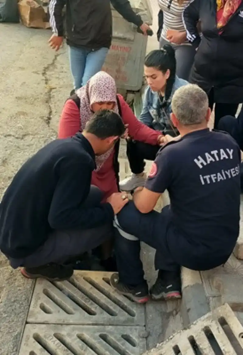 Hatay'da Ayağı Mazgala Sıkışan Kişiyi Itfaiye Ekibi Kurtardı