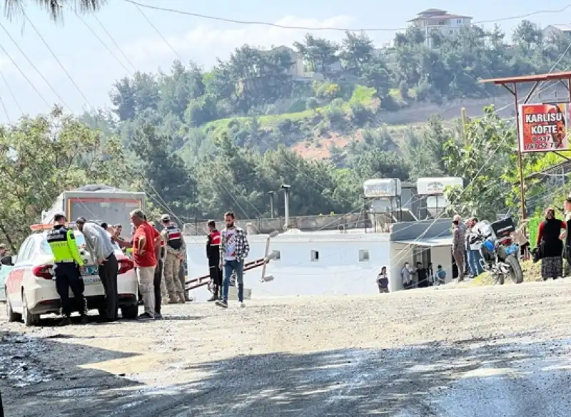 Hatay Antakya'da Freni Arızalanan Kamyon Park Halindeki Otomobile çarptı