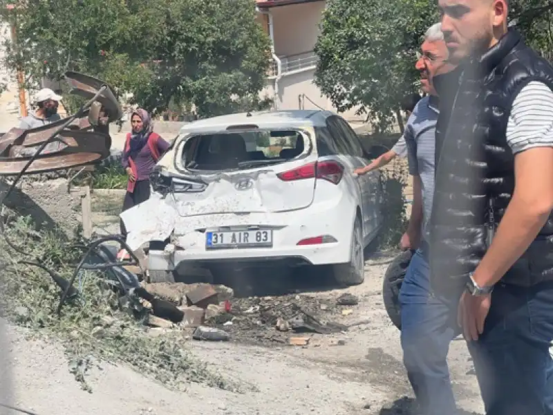 Hatay Antakya'da Freni Arızalanan Kamyon Park Halindeki Otomobile çarptı