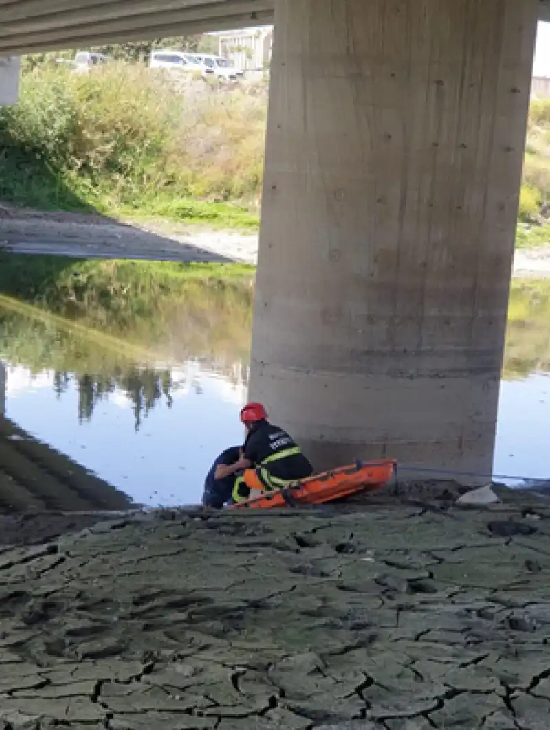 Asi Nehri’nde Balık Tutarken Çamura Saplandı