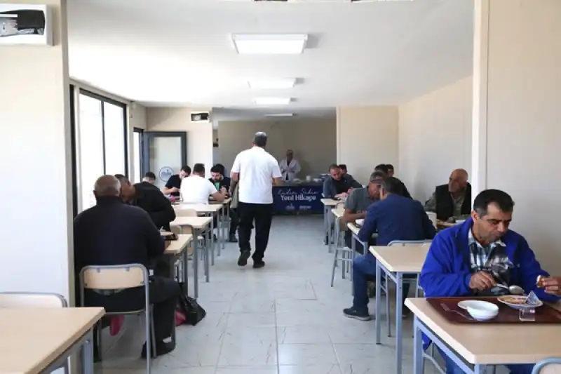 Hatay'da Prefabrik çarşıdaki Lokantada Depremzedelere Uygun Fiyatlı Yemek Sunuluyor