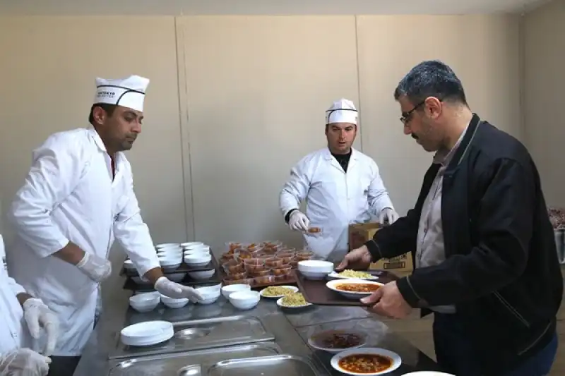 Hatay'da Prefabrik çarşıdaki Lokantada Depremzedelere Uygun Fiyatlı Yemek Sunuluyor
