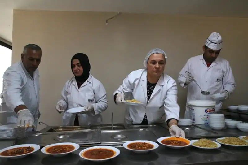 Hatay'da Prefabrik çarşıdaki Lokantada Depremzedelere Uygun Fiyatlı Yemek Sunuluyor