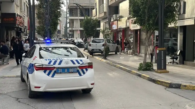 Hatay'da Sürücüsünün Fren Yerine Gaza Bastığı Cipin Kaldırıma çıkması Kamerada