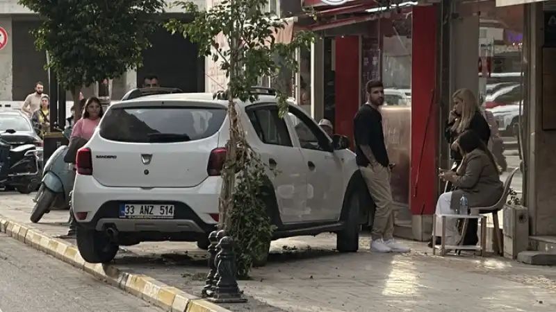 Hatay'da Sürücüsünün Fren Yerine Gaza Bastığı Cipin Kaldırıma çıkması Kamerada