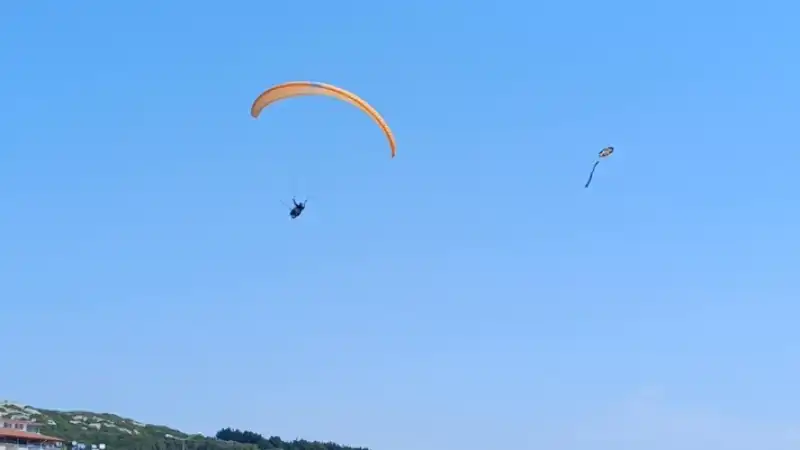 Hatay'da Yamaç Paraşütüyle Atlayan öğrenciler Gökyüzünde Kitap Okudu