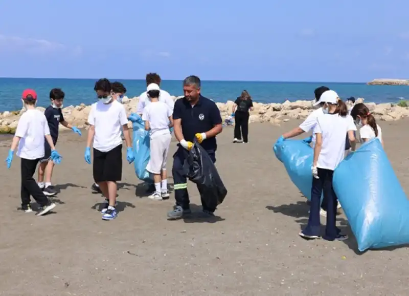HBB Ve Bahçeşehir Kolejinden Sahilde Anlamlı Temizlik