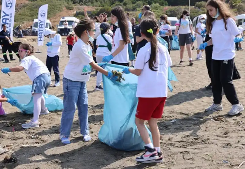 HBB Ve Bahçeşehir Kolejinden Sahilde Anlamlı Temizlik